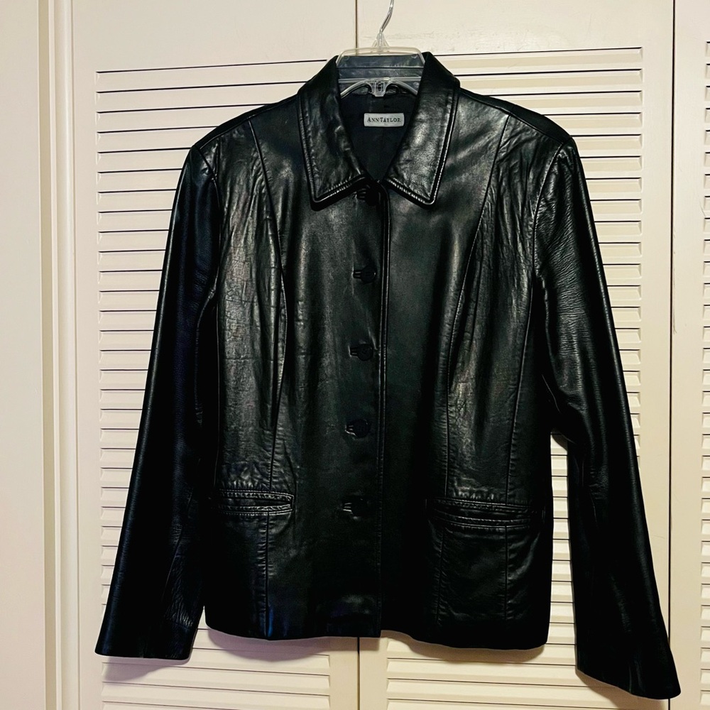 ANN TAYLOR LADIES GENUINE BLACK LEATHER JACKET IN SIZE LARGE EUC